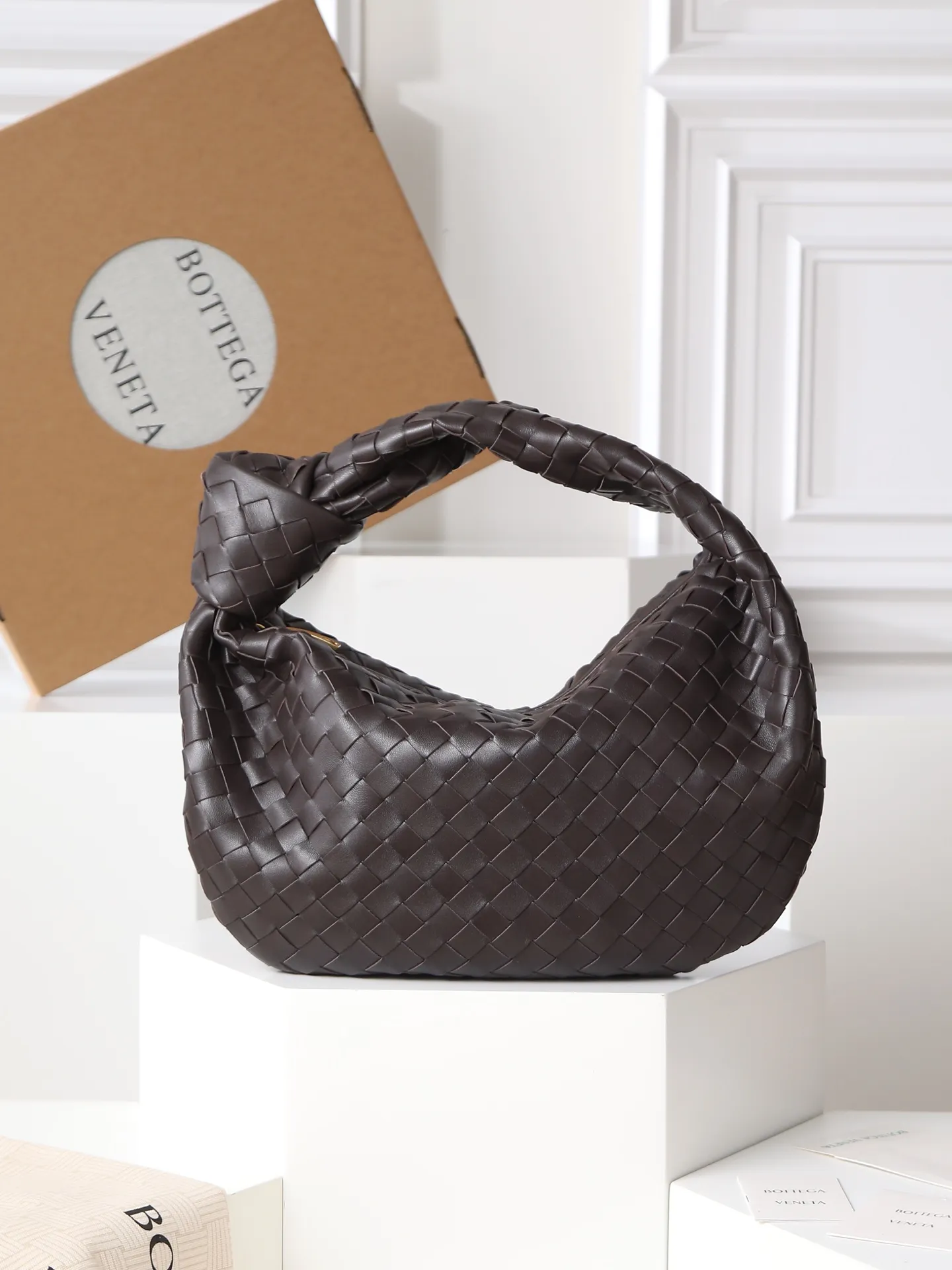 1100. 🌟𝐁𝐨𝐭𝐭𝐞𝐠𝐚 𝐕𝐞𝐧𝐞𝐭𝐚 ——— jodie (medium size) The medium size is very attractive in real life. It is firm and sturdy in the hand. The first impression is that it is particularly durable👍 You can see the well-designed knot on the handle. When carrying it on the shoulder, pay attention to the knot being placed directly under the hand. In this way, it can not only fix the position of the handbag, but also prevent the handbag from slipping due to long walks. It can easily accommodate a variety of cosmetics. In one word, it is "very easy to hold". Style number: 690225 Size: 36✖️21✖️13